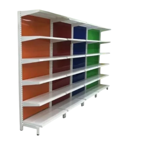 Una toma en perspectiva de una estantería de góndola metálica blanca con paneles traseros de colores. La unidad tiene cuatro secciones verticales distintas con diferentes colores de paneles traseros: naranja, rojo oscuro, azul oscuro y verde vibrante. Cada sección presenta seis estantes blancos limpios, con un total de veinticuatro estantes organizados ordenadamente. La estructura de soporte metálica vertical es blanca y presenta perforaciones para la colocación de los estantes. La base tiene patas metálicas blancas para mayor estabilidad. El fondo es de color blanco puro, por lo que el enfoque se mantiene únicamente en la estantería.