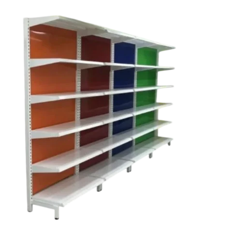 Una toma en perspectiva de una estantería de góndola metálica blanca con paneles traseros de colores. La unidad tiene cuatro secciones verticales distintas con diferentes colores de paneles traseros: naranja, rojo oscuro, azul oscuro y verde vibrante. Cada sección presenta seis estantes blancos limpios, con un total de veinticuatro estantes organizados ordenadamente. La estructura de soporte metálica vertical es blanca y presenta perforaciones para la colocación de los estantes. La base tiene patas metálicas blancas para mayor estabilidad. El fondo es de color blanco puro, por lo que el enfoque se mantiene únicamente en la estantería.