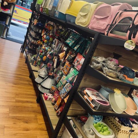 Góndola central metálica exhibiendo bultos de comida para perro en una tienda de mascotas